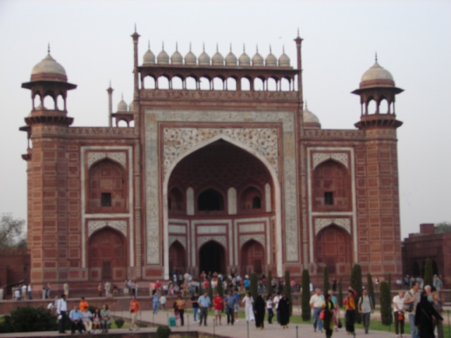 2008/03(March)/AroundTheWorld/Jaj Mahal Post/640x480_Mosque built for the Taj workers..JPG